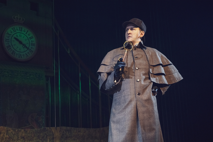 Шерлок Холмс из музыкальной комедии «Элементарно, Хадсон! Дело о собаке Б.»