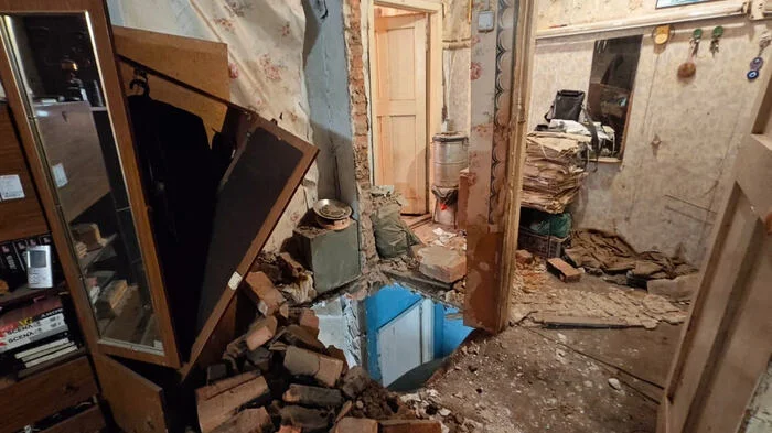 Live: A stove collapsed onto the lower floor of a barracks on the avenue - Negative, Khabarovsk, Emergency housing, Stove, Failure, Neighbours, Shock, Video