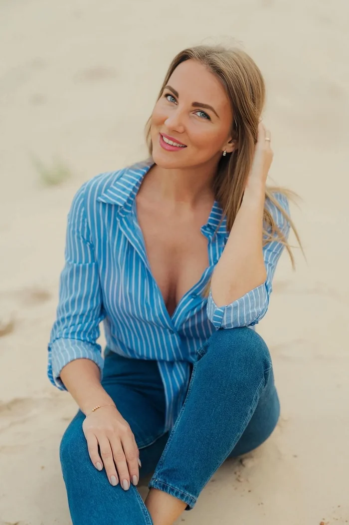 Just a beautiful and sweet girl - Girls, Figure, Boobs, beauty, Milota, Sand, Beach, Blue eyes, Brown-haired woman, Jeans, Smile, Tan, Neckline