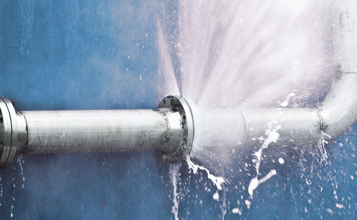 Прорвало полотенцесушитель и затопило квартиру - 200 000 рубле суд взыскал с управляющей компании!