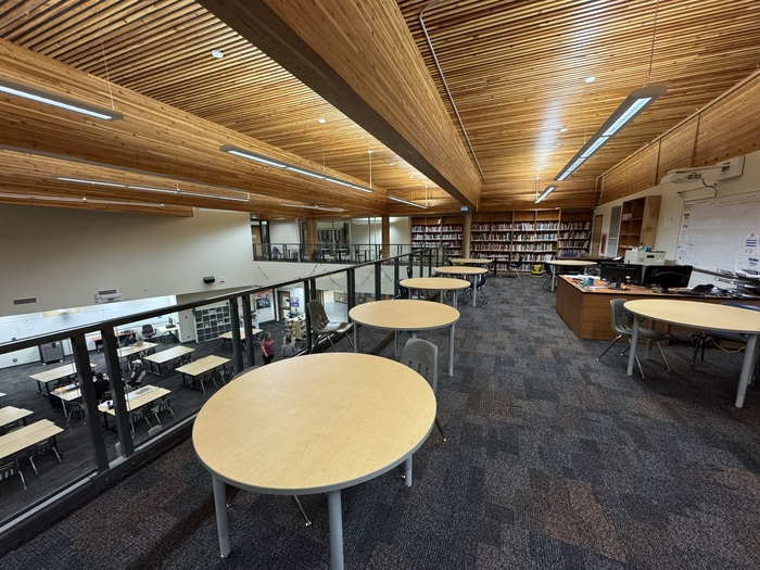 Школа Школа, Образование, Бесплатно, Коридор, Лестница, Парковка, Tesla, Длиннопост, Канада