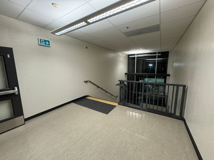 Школа Школа, Образование, Бесплатно, Коридор, Лестница, Парковка, Tesla, Длиннопост, Канада