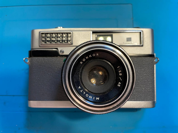 в целом обычный фотик, но и с дальномером и экспонометром. Диафрагмы нет, зато выдержка 1000 есть. На объективе указаны только значения EV