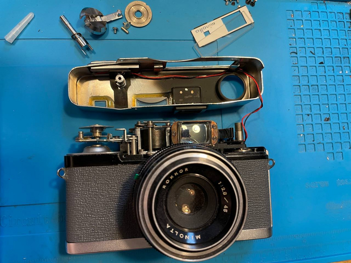 снимаем крышку. Тут все в порядке, почистил от пыли, и придумал крепеж для стеклышка визира.