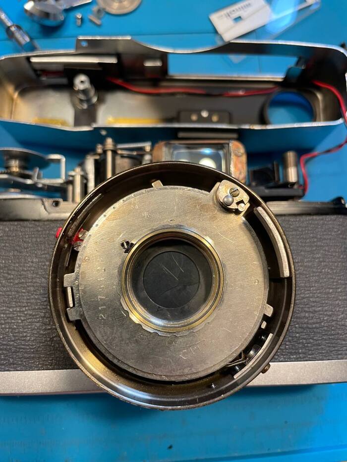 снял передние линзы с блоком