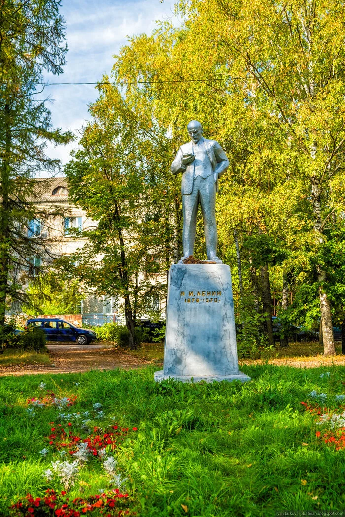 Funny sculpture of Lenin checking notifications - My, Lenin, Sculpture, Telephone, Monument, The photo, Longpost