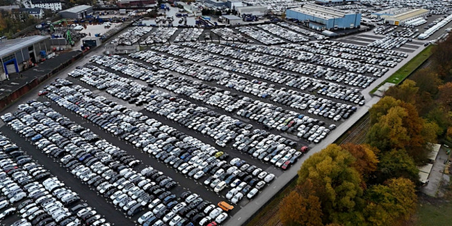 Thousands of new cars have accumulated at the transshipment site - no one is buying them - Germany, German automotive industry, Trade