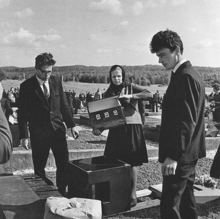 Закладка земли из сожженных деревень в траурные урны на символическом «Кладбище деревень» в мемориальном комплексе «Хатынь». 30 июня 1969 г.