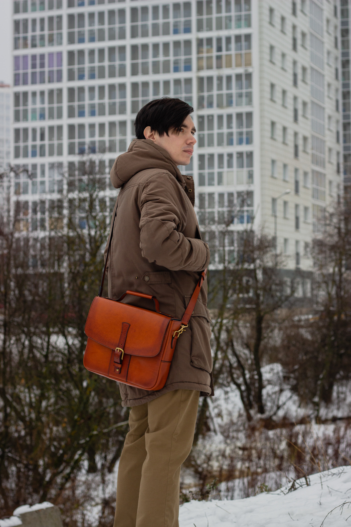 Эту сумку делал уже будучи в Московской области. Сначала думал, что просто сформировалась привычка, поэтому тянет шить. Взял с собой инструменты при переезде, чтобы изредка делать заказы после основной работы. Но на контрасте понял, что нет, хочу вернуться