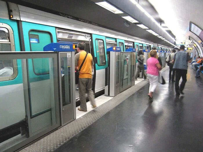 I wonder if they'll ever install barriers like this in the metro? - Question, Ask Peekaboo, Subway station, Advertising, Fencing