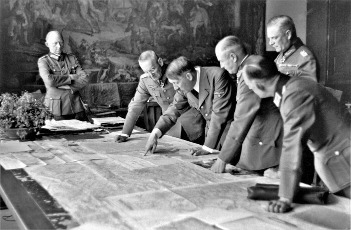 На данном фото А. Йодль и Ф.Гальдер крайние слева.