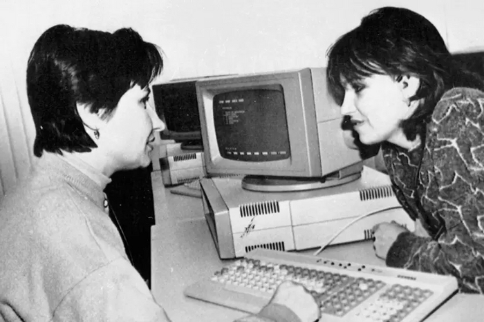 Телефонистки осваивают новую технику © Фото: Симановский / ТАСС