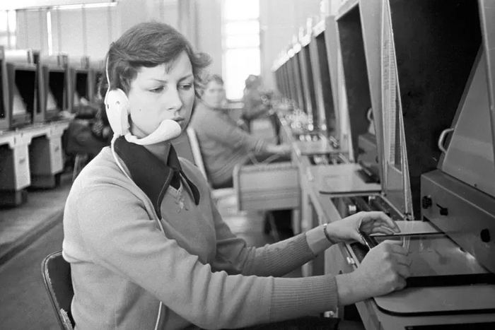 Телефонистка Людмила Лебедева. Московский справочно-информационный телефонный узел на проспекте Калинина в Москве© Фото: Вячеслав Афонин / РИА Новости