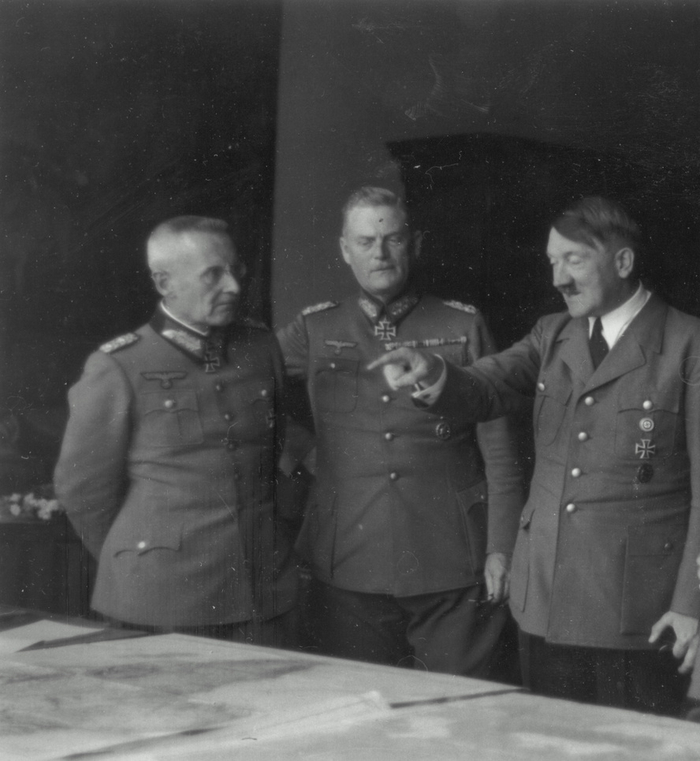 Генерал Ф. Гальдер слева.