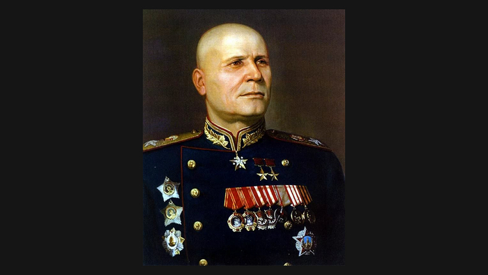 На фото Маршал И. С. Конев при полном параде после завершения войны в 1945-м году. Справа на кителе два Ордена Суворова и снизу один Орден Кутузова (хотя у него их тоже было два).