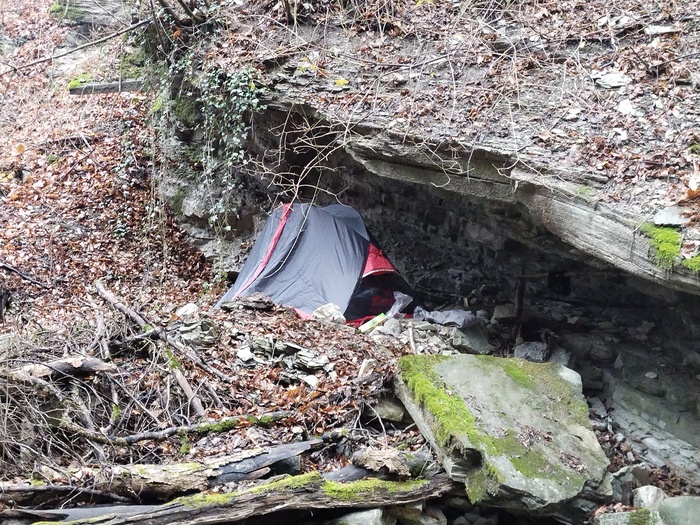 Лагерь у водопада