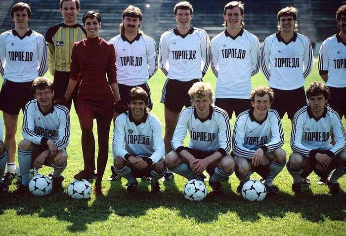 Model Christy Turlington with Torpedo football players, 1990 - The photo, the USSR, Footballers, Torpedo, 1990, Fashion model