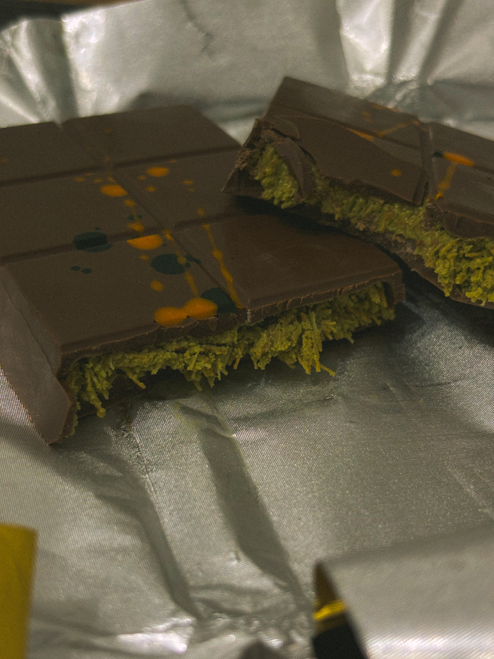 Как же достали с этим дубайским шоколадом, я бы не купила её за такую цену