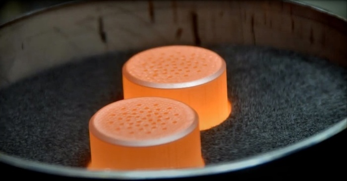 Графитовые таблетки, содержащие плутоний-238, раскаляются докрасна. Источник: NASA