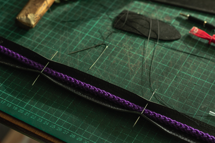 Пробиваю отверстия с двух сторон, параллельно друг другу, наношу клей и стягиваю с помощью ручного шва.