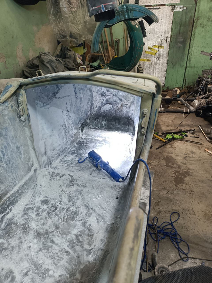 Да и результат сомнительный. Есть идея сделать эту штуку более герметичной и сварить крепеж под лодочный мотор, но это так... Потенциал под моторную лодку из коляски оставлен. Да, теперь в коляску летом можно наливать воду и кататься в бассейне. :)