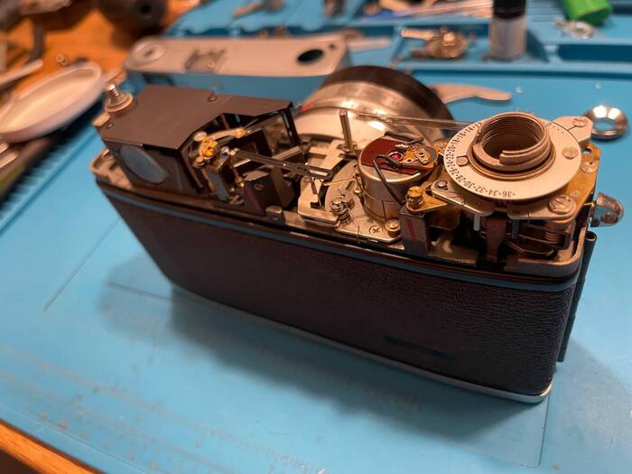 Здесь все нормально, но гальванометр снимал, чтобы подпаять провод, видимо отходил.