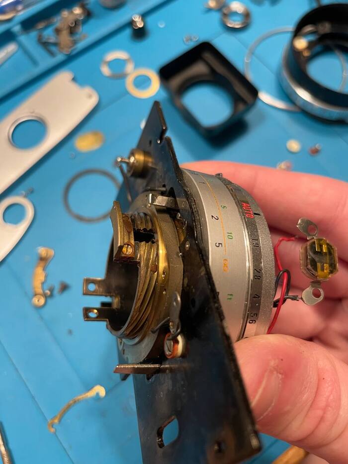 Попутно снял переднюю линзу и думал обойтись промывкой снаружи, но увы