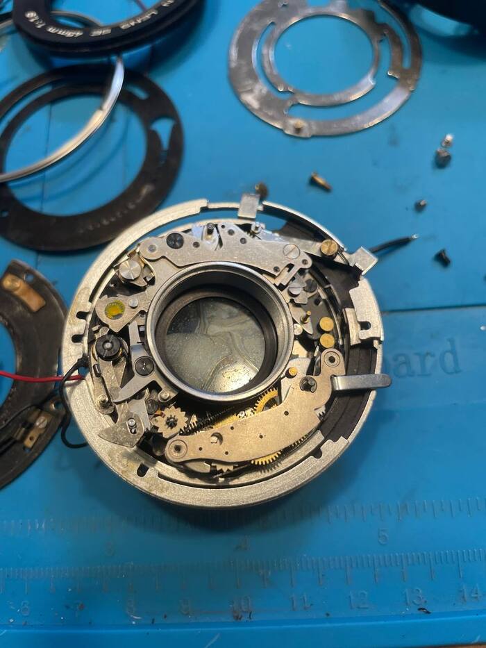 Механизмы промыты, и заработали, но лепестки застряли и не двигаются, все в смазке,.