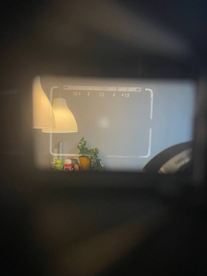 В видоискателе отображается автоматическая дифрагма для выбранной выдержки, понятно и удобно.