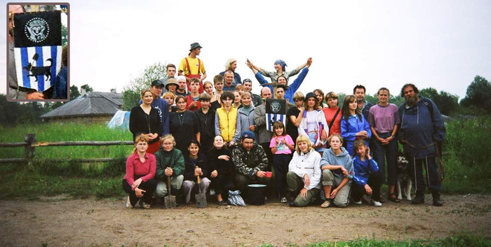 Мы и археологи. С краю - С.В Белецкий и собака Машка. В углу сверху - герб археологов отдельно