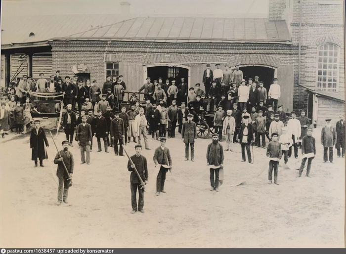 Рабочие ткацкой фабрики И.И.Алафузова во время противопожарных учений 1890-1900