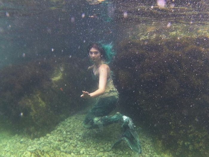 Вот здесь можно разглядеть, что в районе пяток хвост уже ободрался от воды, камней и прочих приключений