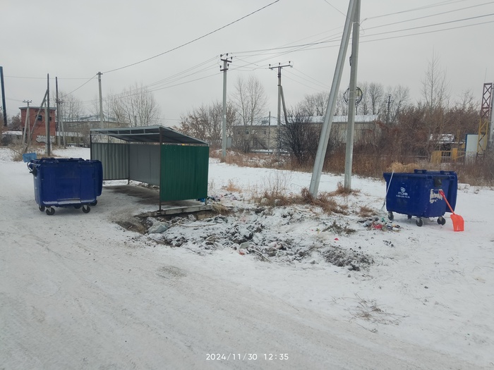 Выдвинь баки, закинь изнутри мусор в баки. Возьми один бак поближе к новой кучке.