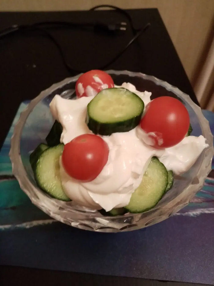 Овощной салат с несладким йогуртом Neo. Огурцы и помидоры. 