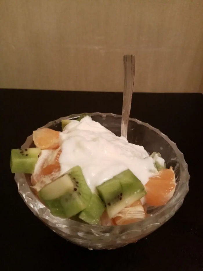 Фруктовый салат с несладким йогуртом Neo. Банан, мандарин и киви.
