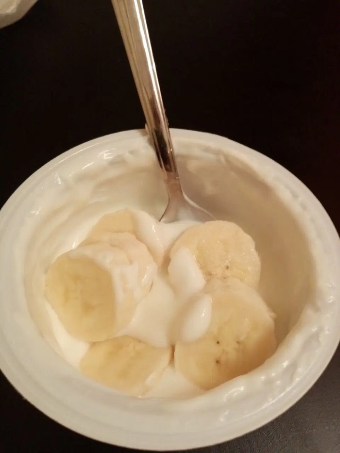 Йогурт Верховье с добавлением бананов.