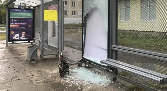 Son of a ram - Media and press, Migrants, Video, Bus stop, Negative