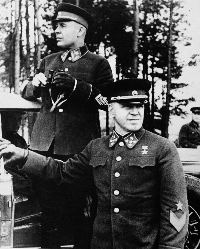 Маршал Советского Союза С.К. Тимошенко и генерал армии Г.К. Жуков на учениях. 1940