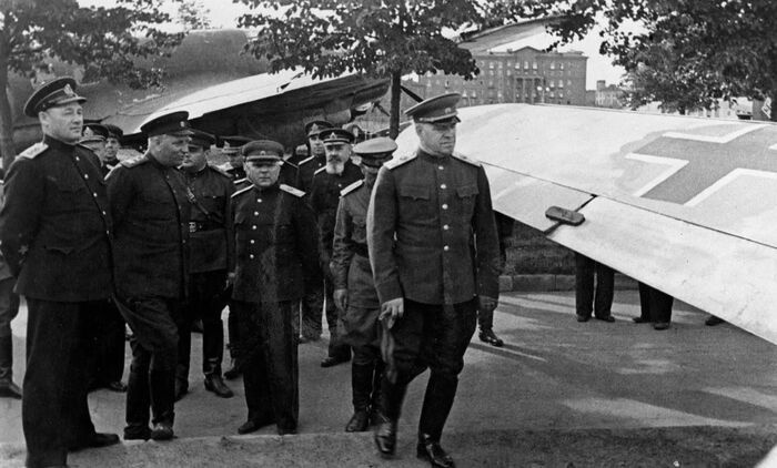 На выставке трофейной военной техники в ЦПКИО им. Горького, июнь 1943