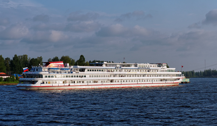 Теплоход «Нижний Новгород» (<a href="https://pikabu.ru/story/reka_svir_12087085?u=https%3A%2F%2Fcommons.wikimedia.org%2Fwiki%2FFile%3ASvir_River._Cruise_ship_Nizhniy_Novgorod_P7211047_2200.jpg&t=%D0%BF%D0%BE%D0%BB%D0%BD%D0%BE%D1%80%D0%B0%D0%B7%D0%BC%D0%B5%D1%80&h=2f0c058d48d65ec6475762c3d7dac92a3eb59437" title="https://commons.wikimedia.org/wiki/File:Svir_River._Cruise_ship_Nizhniy_Novgorod_P7211047_2200.jpg" target="_blank" rel="nofollow noopener">полноразмер</a>)