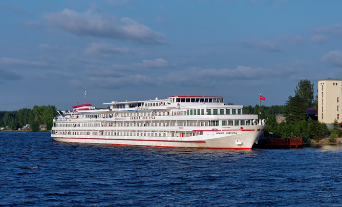 Теплоход «Нижний Новгород» (<a href="https://pikabu.ru/story/reka_svir_12087085?u=https%3A%2F%2Fcommons.wikimedia.org%2Fwiki%2FFile%3ASvir_River._Cruise_ship_Nizhniy_Novgorod_P7211053_2200.jpg&t=%D0%BF%D0%BE%D0%BB%D0%BD%D0%BE%D1%80%D0%B0%D0%B7%D0%BC%D0%B5%D1%80&h=635eeeeeb43a5e6e8a61ec8919826abcb492002b" title="https://commons.wikimedia.org/wiki/File:Svir_River._Cruise_ship_Nizhniy_Novgorod_P7211053_2200.jpg" target="_blank" rel="nofollow noopener">полноразмер</a>)