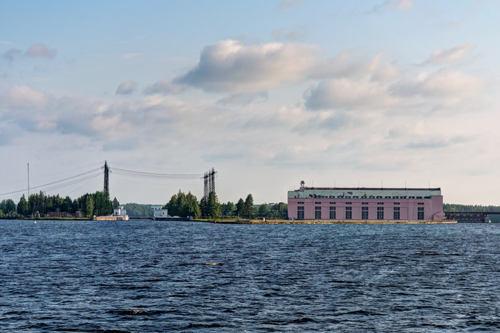 Нижне-Свирская ГЭС (<a href="https://pikabu.ru/story/reka_svir_12087085?u=https%3A%2F%2Fcommons.wikimedia.org%2Fwiki%2FFile%3ASvir_River._Lower_Svir_Hydroelectric_Station_P7211052_2200.jpg&t=%D0%BF%D0%BE%D0%BB%D0%BD%D0%BE%D1%80%D0%B0%D0%B7%D0%BC%D0%B5%D1%80&h=f36e4f65733432fa6451947b6bc4d0df4d8f427c" title="https://commons.wikimedia.org/wiki/File:Svir_River._Lower_Svir_Hydroelectric_Station_P7211052_2200.j..." target="_blank" rel="nofollow noopener">полноразмер</a>)