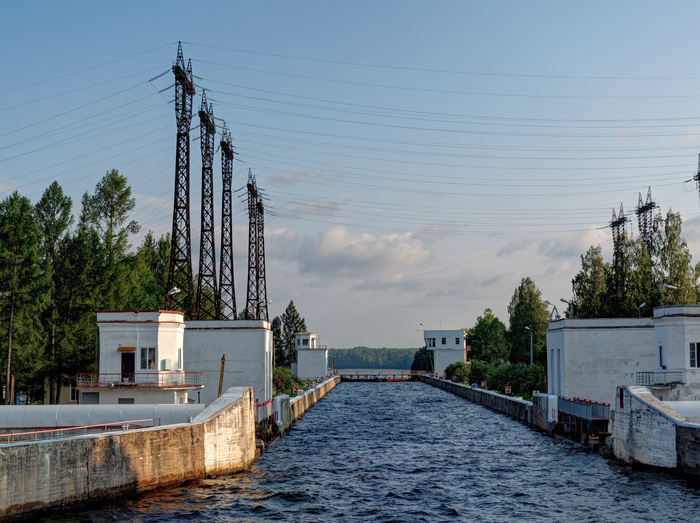 Шлюз Нижне-Свирской ГЭС (<a href="https://pikabu.ru/story/reka_svir_12087085?u=https%3A%2F%2Fcommons.wikimedia.org%2Fwiki%2FFile%3ASvir_River._Lower_Svir_Hydroelectric_Station%2C_lock_P7211066_2475.jpg&t=%D0%BF%D0%BE%D0%BB%D0%BD%D0%BE%D1%80%D0%B0%D0%B7%D0%BC%D0%B5%D1%80&h=d1a674dd23ad1c57dc6b4bb39381d4de69381eae" title="https://commons.wikimedia.org/wiki/File:Svir_River._Lower_Svir_Hydroelectric_Station,_lock_P7211066_..." target="_blank" rel="nofollow noopener">полноразмер</a>)