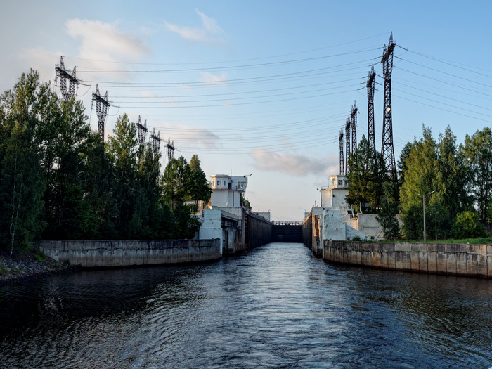 Шлюз Нижне-Свирской ГЭС (<a href="https://pikabu.ru/story/reka_svir_12087085?u=https%3A%2F%2Fcommons.wikimedia.org%2Fwiki%2FFile%3ASvir_River._Lower_Svir_Hydroelectric_Station%2C_lock_P7211084_2475.jpg&t=%D0%BF%D0%BE%D0%BB%D0%BD%D0%BE%D1%80%D0%B0%D0%B7%D0%BC%D0%B5%D1%80&h=0dd8fbcd8d4d8db92f61b30340a4676255527feb" title="https://commons.wikimedia.org/wiki/File:Svir_River._Lower_Svir_Hydroelectric_Station,_lock_P7211084_..." target="_blank" rel="nofollow noopener">полноразмер</a>)
