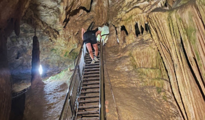 Крутая лестница, ведущая в «Шахты царя Соломона»