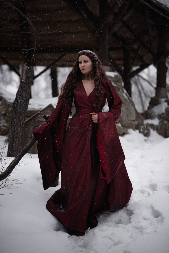 Косплей на Мелисандру из Игры Престолов. Модель - <a href="https://pikabu.ru/story/melisandre_game_of_thrones_12085336?u=https%3A%2F%2Fvk.com%2Fsaint_moon&t=Saint%20Hysteria&h=b5cc65b2b6c1aa4d8c7e63cbdd6058c6cbc63c70" title="https://vk.com/saint_moon" target="_blank" rel="nofollow noopener">Saint Hysteria</a>, фотограф - <a href="https://pikabu.ru/story/melisandre_game_of_thrones_12085336?u=https%3A%2F%2Fvk.com%2Fmargo.victory&t=Margo%20Victory&h=ff85f9b0fce11b1f81b0ee03e6ffd90b48397e37" title="https://vk.com/margo.victory" target="_blank" rel="nofollow noopener">Margo Victory</a>