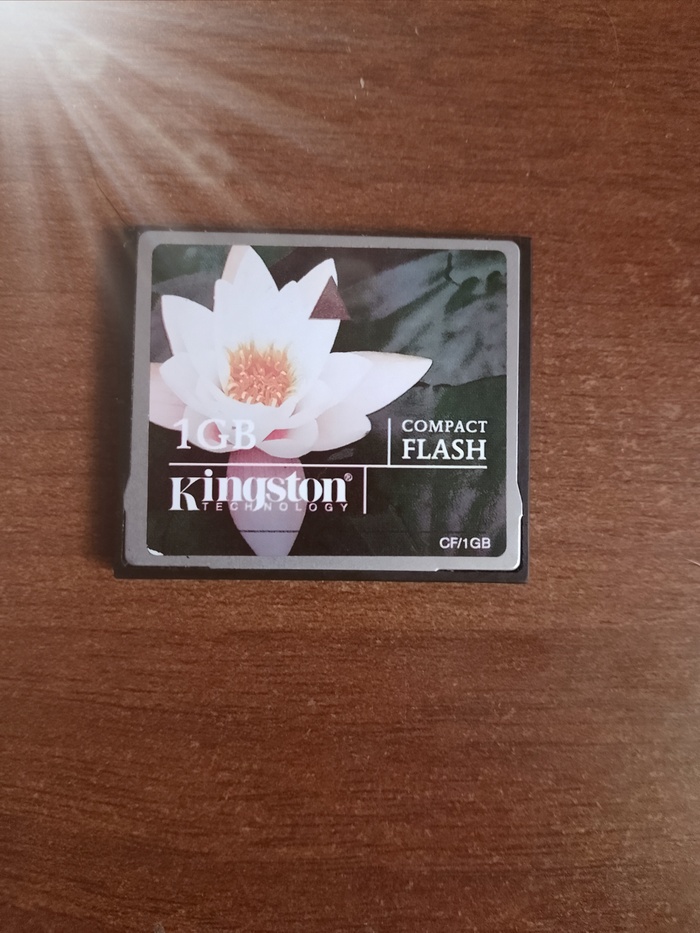 Добрый вечер. А никто не знает, КАК с этой карты фотки перенести на комп, если у него нет входа для них?