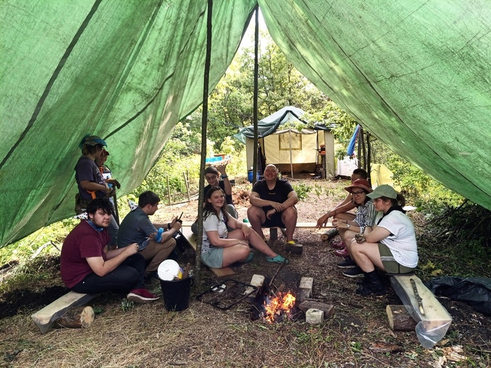 Наш лагерь в 2023 году. Общее место у костра, на заднем плане полевая кухня.