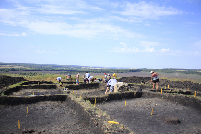 Бойцы за работой. Сложно следить за лопатой когда вокруг такие виды