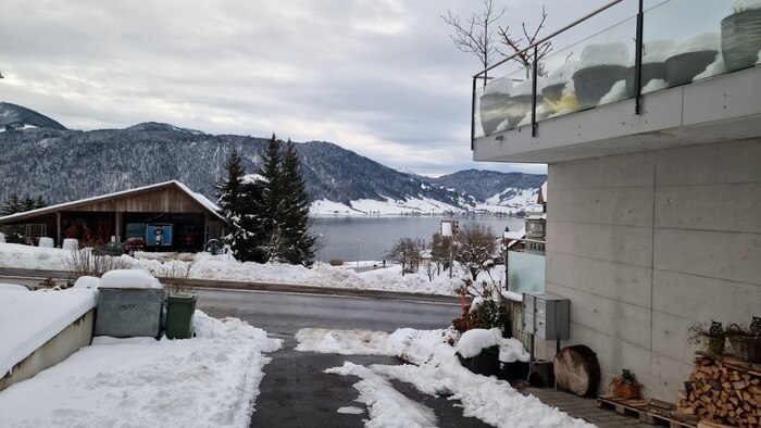 Пару недель назад у нас выпала куча снега, и за 2 дня стаяла. Можно всю жизнь сидеть вот на террасе справа и наслаждаться этим видом :)